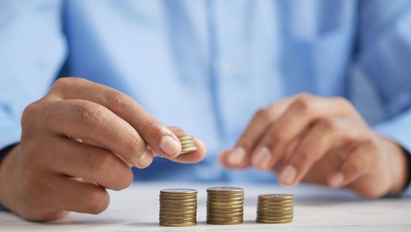 A um mês para a eleição, é melhor investir agora ou esperar? Especialistas respondem