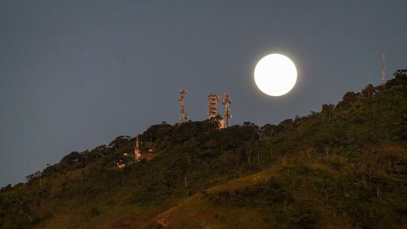 Bilionário prevê que pessoas viverão e trabalharão na Lua já nos anos 2030