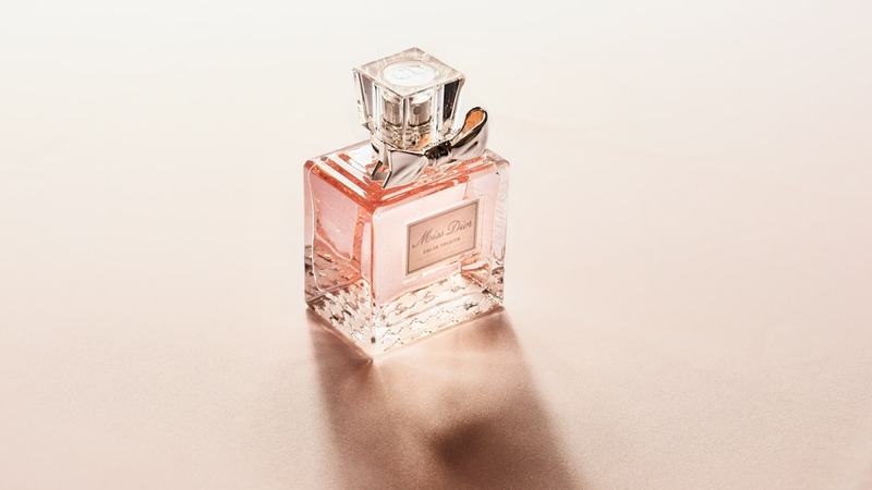Borrifar perfume no pescoço faz mal à saúde?