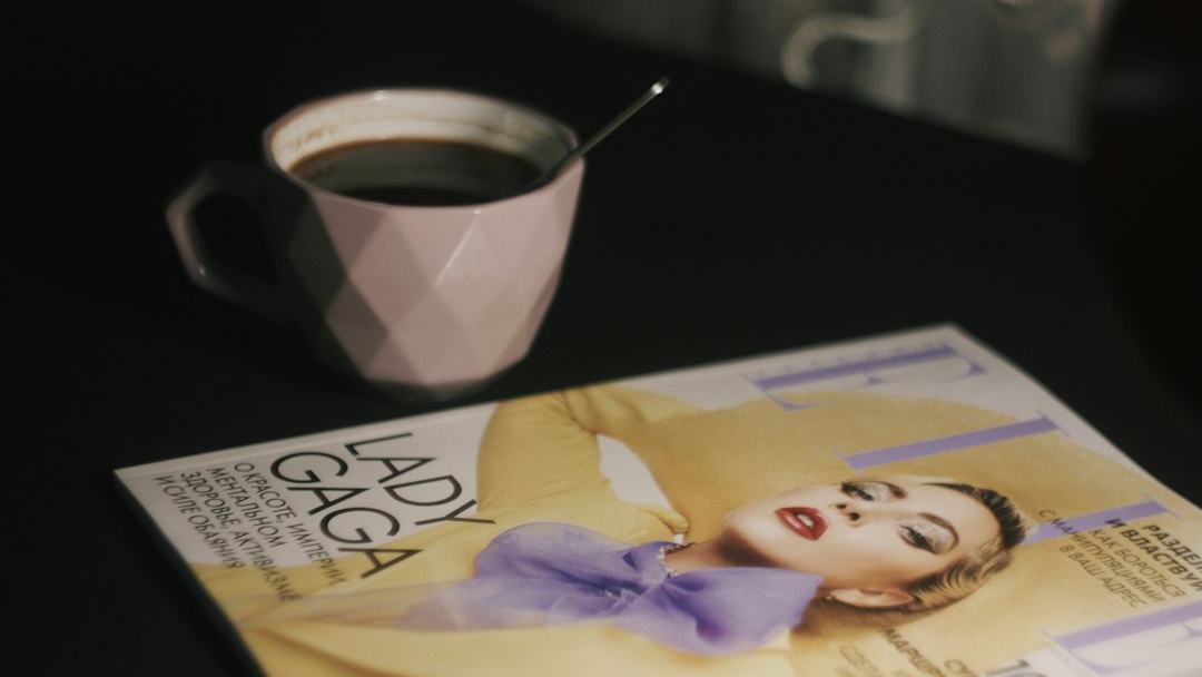 Café gelado na entrevista? Hábito da geração Z gera polêmica entre recrutadores