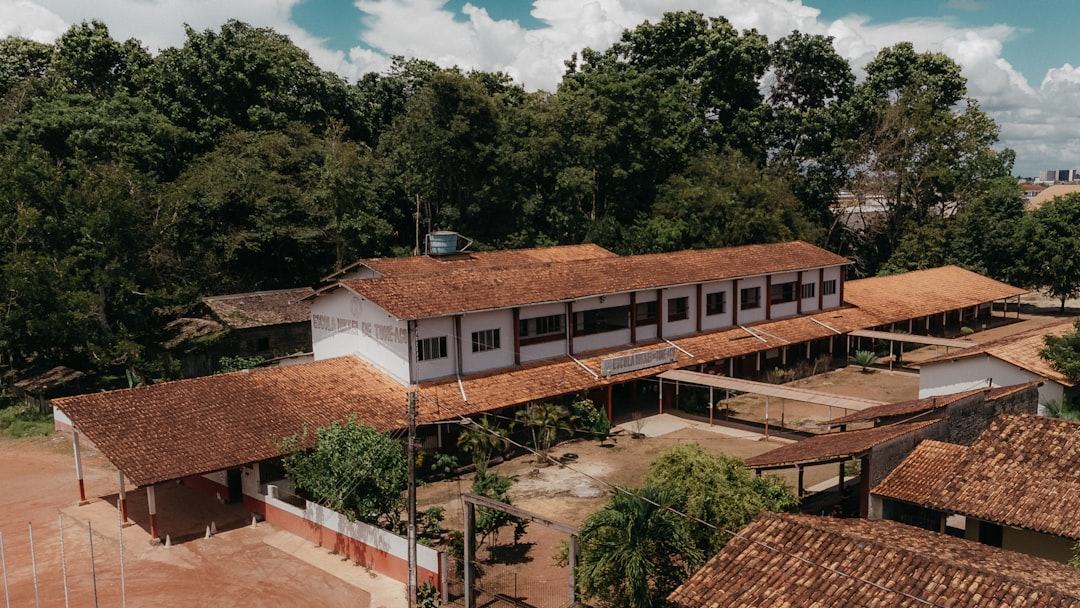 Como diretor salvou 900 alunos antes de escola ser levada pela enchente no Nepal