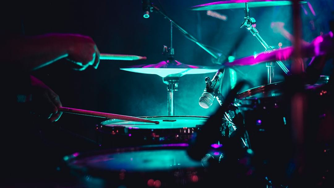 Ele aprendeu a tocar bateria em travesseiros. Hoje, sua banda é a atração principal do Rock in Rio