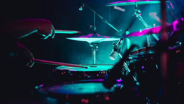 Ele aprendeu a tocar bateria em travesseiros. Hoje, sua banda é a atração principal do Rock in Rio
