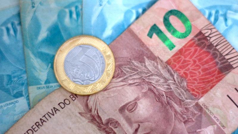 Empresas vão cortar investimento ao mínimo em 2027 por conta dos juros, espera Fitch