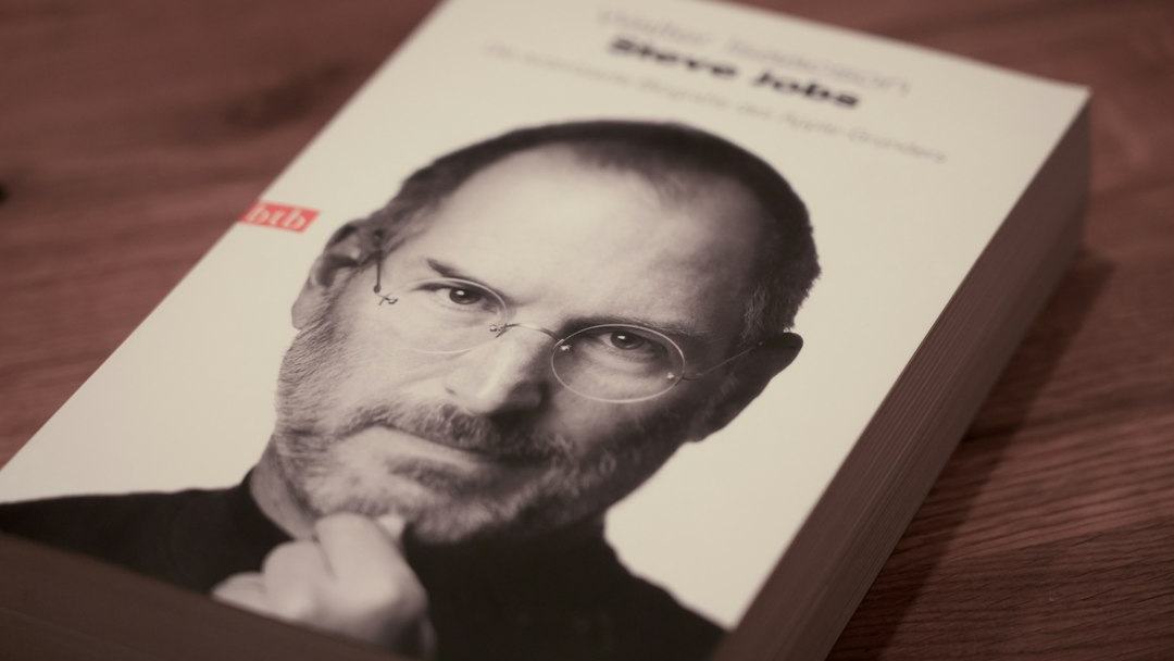 Entre a genialidade e o controle: o legado de Steve Jobs 15 anos após a sua morte