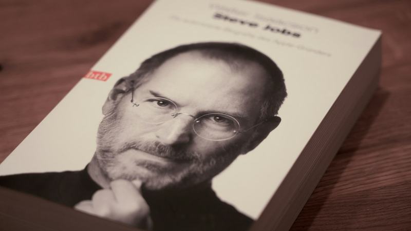 Entre a genialidade e o controle: o legado de Steve Jobs 15 anos após a sua morte