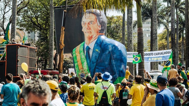 Flávio Bolsonaro diz que é perseguido por representar uma ‘ameaça ao sistema’
