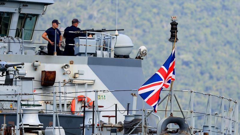 Forças Armadas britânicas dizem que um navio está em chamas no Estreito de Ormuz
