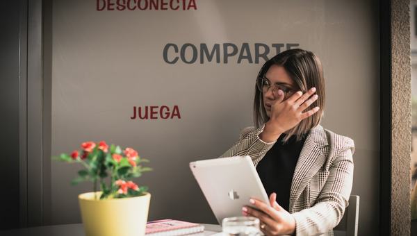 Geração Z não confia na IA para emprego, mas confia para ações e apostas esportivas