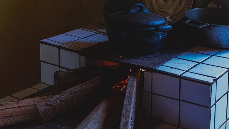 Lenha ainda faz parte da cozinha brasileira, mas não apenas entre os mais pobres