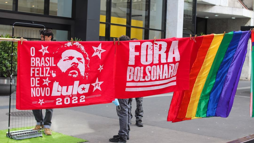 Lula larga na campanha com aliados e estrutura, mas também com duas crises no radar