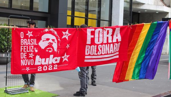Lula larga na campanha com aliados e estrutura, mas também com duas crises no radar