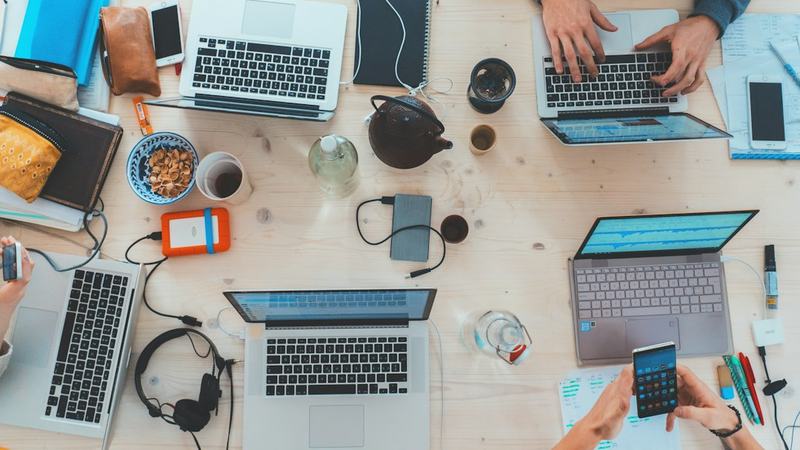 Modelo de comunicação pós-pandemia das plataformas digitais dificulta acesso universal à informação