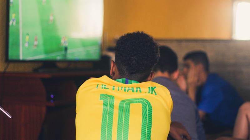 Para esses jovens, o futebol é tudo. Agora, os cartéis querem tomar conta do jogo