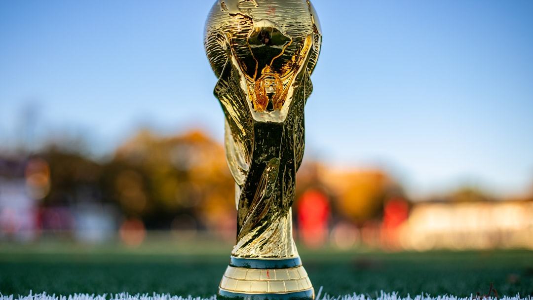 Para os países que disputam a Copa do Mundo, o tamanho nem sempre é sinônimo de gols e glória