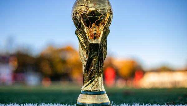 Para os países que disputam a Copa do Mundo, o tamanho nem sempre é sinônimo de gols e glória