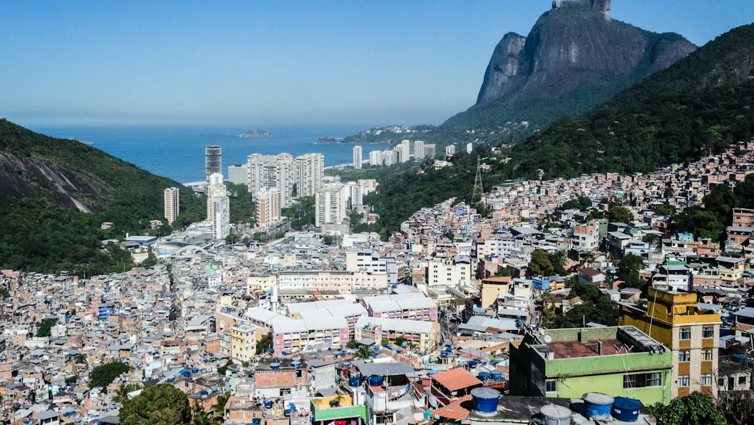 Pesquisadores e moradores da Rocinha se unem para guardar a história, entender o presente e preparar o futuro da maior favela do Brasil