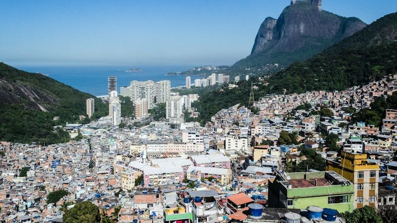 Pesquisadores e moradores da Rocinha se unem para guardar a história, entender o presente e preparar o futuro da maior favela do Brasil