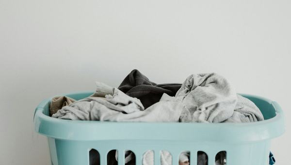 Por que a roupa lavada fica com mau cheiro se ficar molhada? Um cientista especializado em têxteis explica como resolver isso