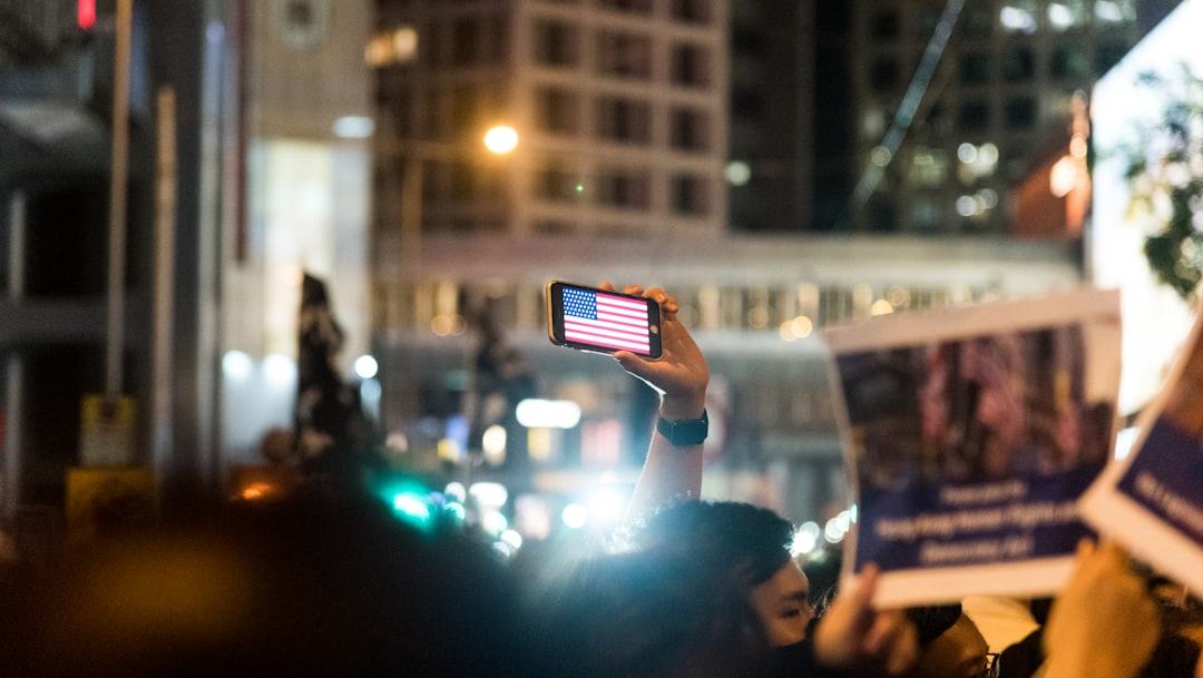 Postura polarizada e extremista de parte da juventude é desafio para a democracia