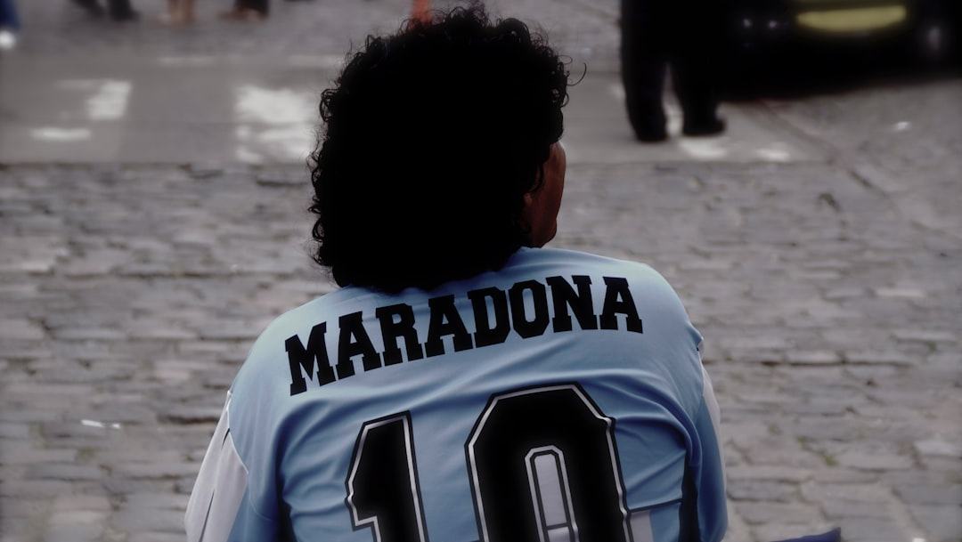 Quarenta anos depois, o gol da “Mão de Deus” de Maradona ainda é celebrado. Mas deveria?