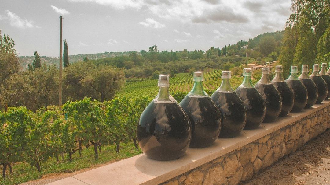 Roubo de 30 mil garrafas em vinícola italiana pode ser o maior da história do vinho