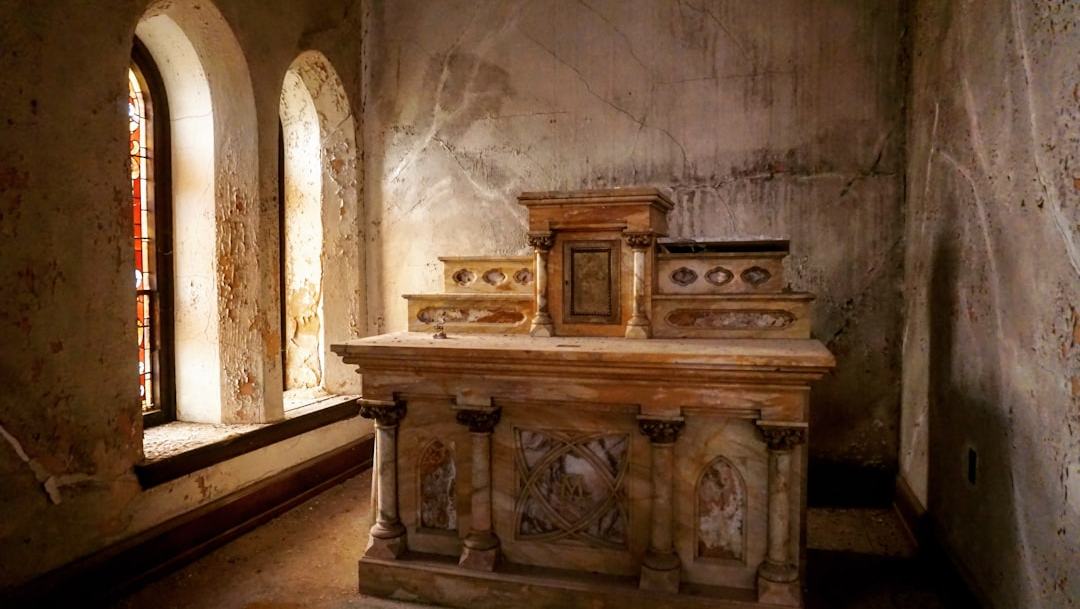 Seca em rio revela altar romano dedicado ao deus do trovão na Europa