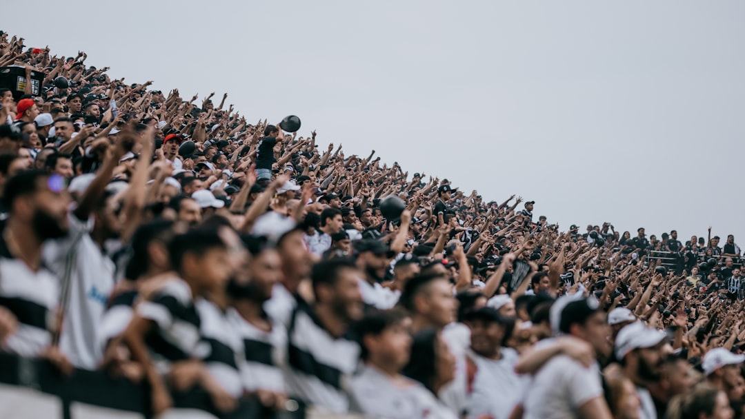 Sócrates, Mamdani, Corinthians e o esporte como direito e organização social, não como favor
