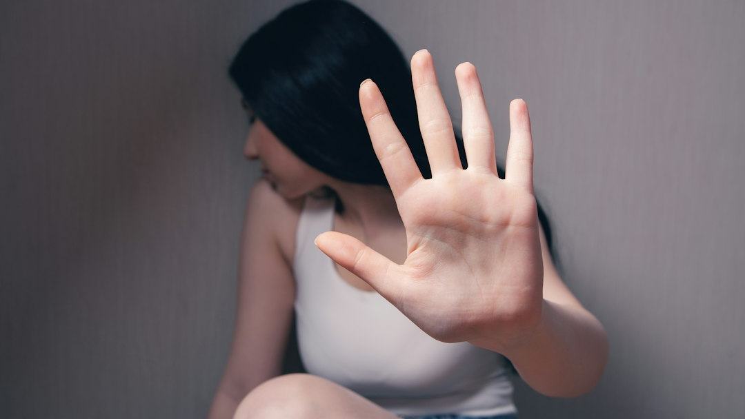 Tecnologia ajuda mulheres em risco de violência a tomar decisões sobre sua segurança