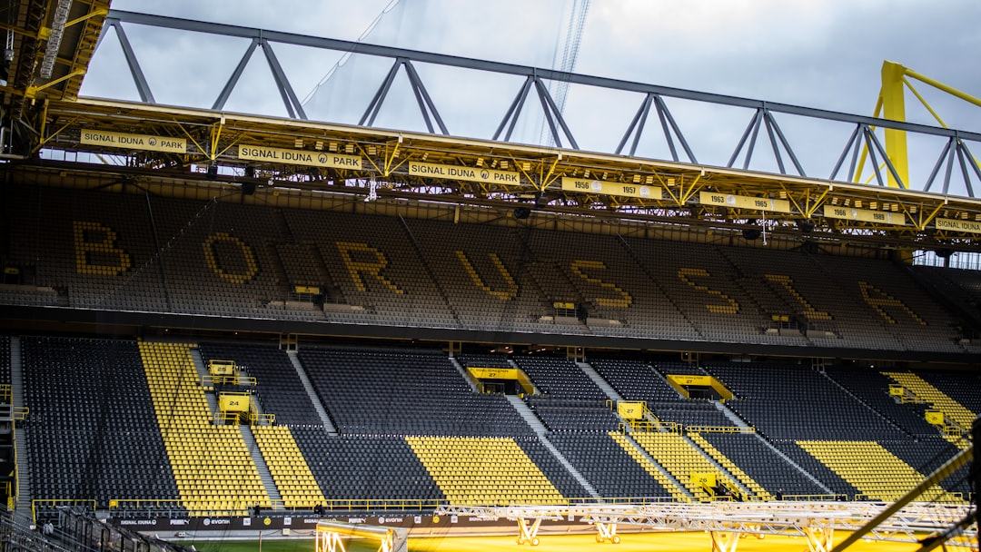 Torcida do PAOK protesta contra venda de 'joia' ao Borussia e invade estádio