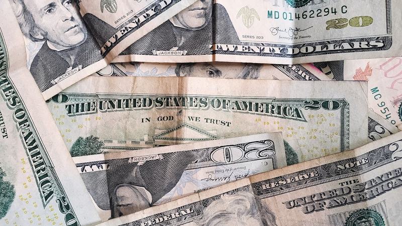 Venezuela pode abandonar bolívar pelo dólar na maior troca de moeda desde o euro
