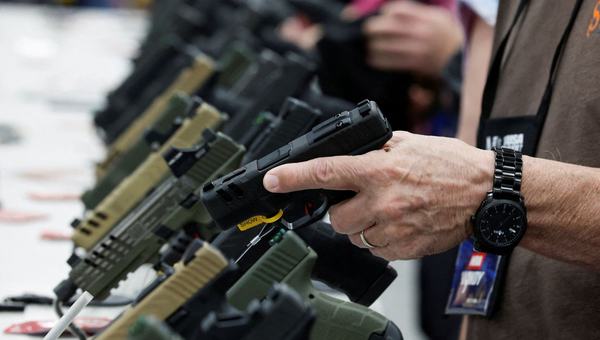 Ações pró-armas de Trump devem favorecer facções criminosas no Brasil