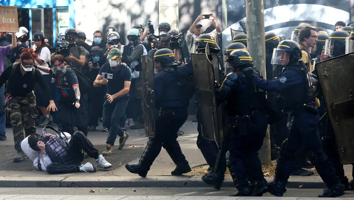 Adolescentes franceses fazem mais um dia de protestos sobre escolas