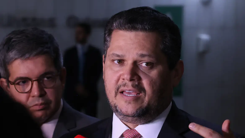 Alcolumbre envia PEC do fim da escala 6x1 para CCJ do Senado