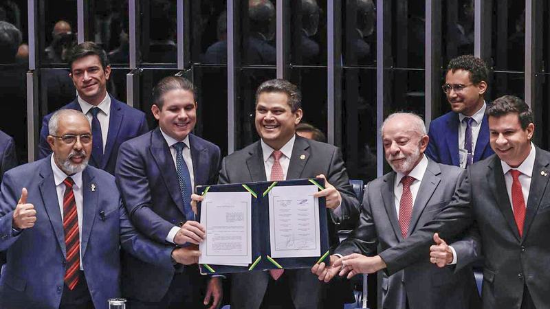Alcolumbre homenageia Paim no fim da 6x1; entenda motivo