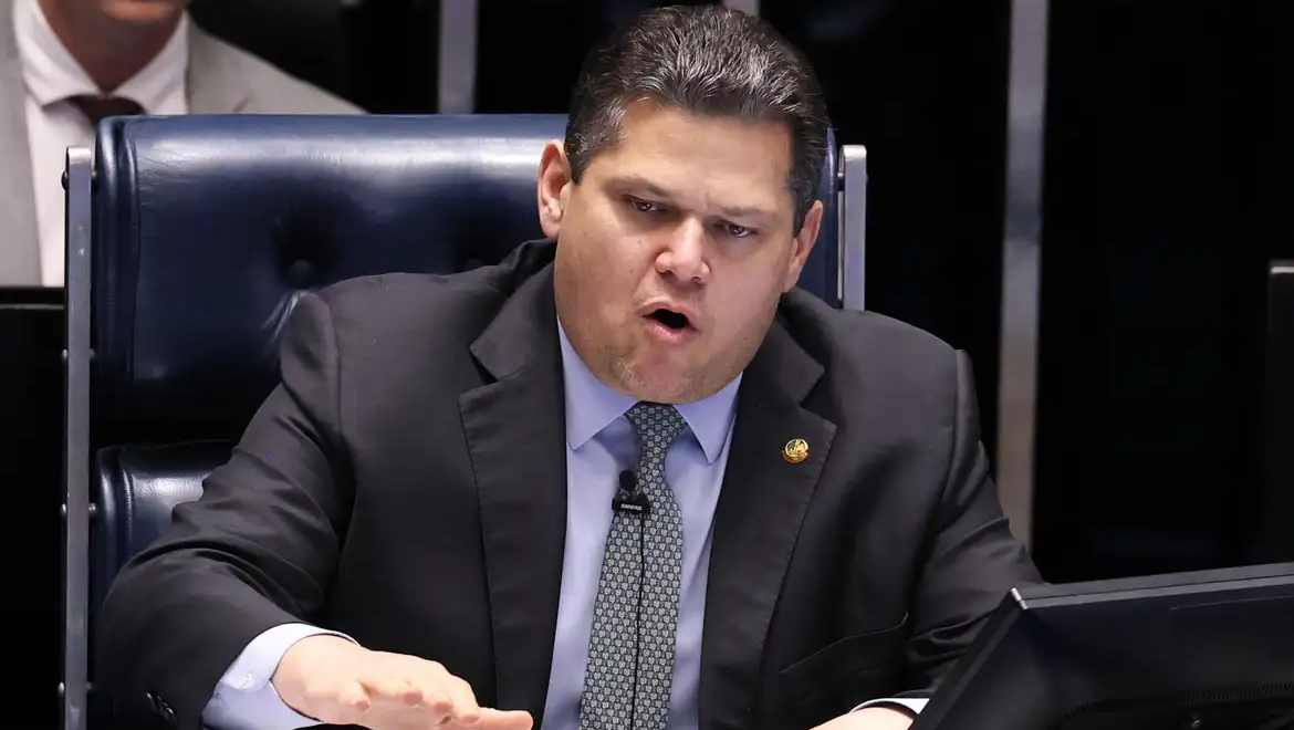 Alcolumbre vai promulgar fim da escala 6x1 nesta sexta