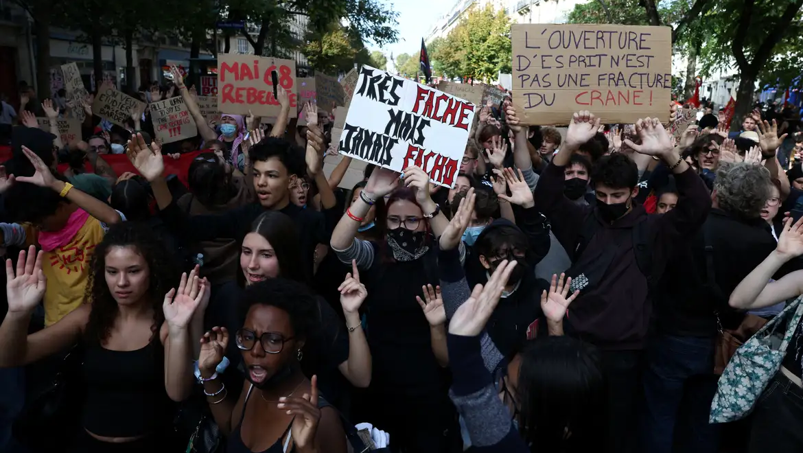 Alunos e professores protestam na França no maior dia de mobilização