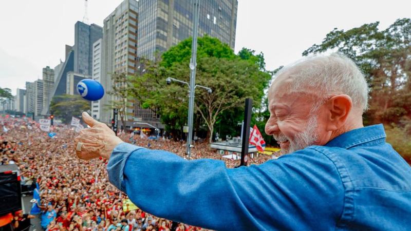 Ato pela reeleição de Lula leva milhares à Avenida Paulista