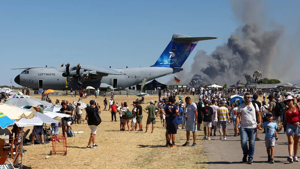 Avião F-4 grego cai durante show aéreo perto de Atenas