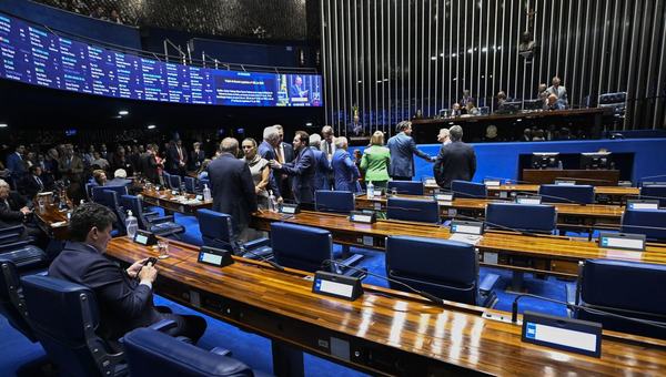 Aziz articula rito especial para levar PEC da escala 6x1 ao plenário