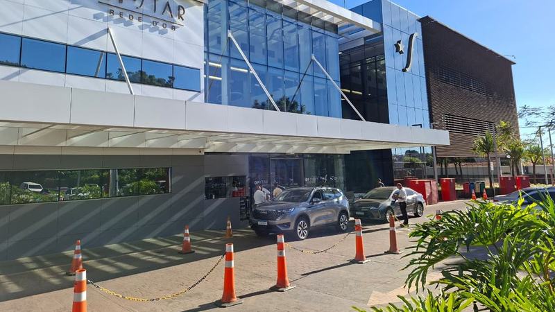 Bolsonaro é internado para cirurgia no ombro em Brasília