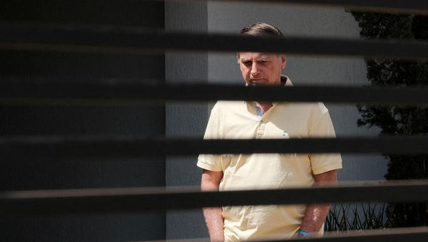 Bolsonaro presta depoimento à polícia sobre apreensão de arma