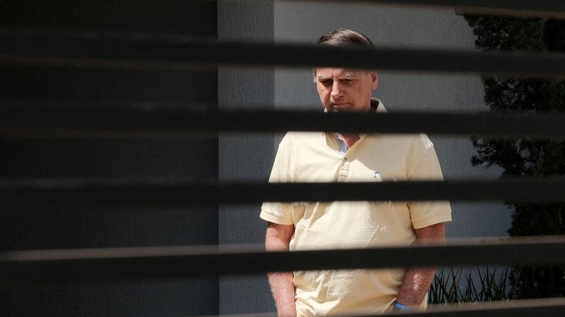 Bolsonaro presta depoimento à polícia sobre apreensão de arma