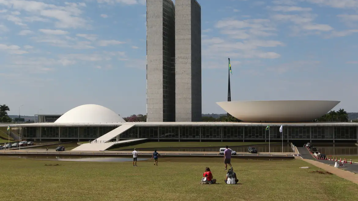 Calendário especial pode acelerar votação da PEC do fim da escala 6x1
