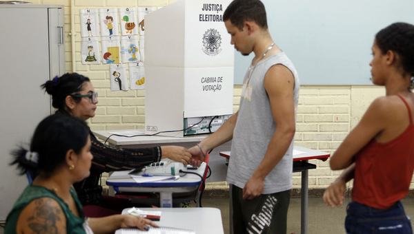 Caminhos da Reportagem: importância do voto para jovens e idosos