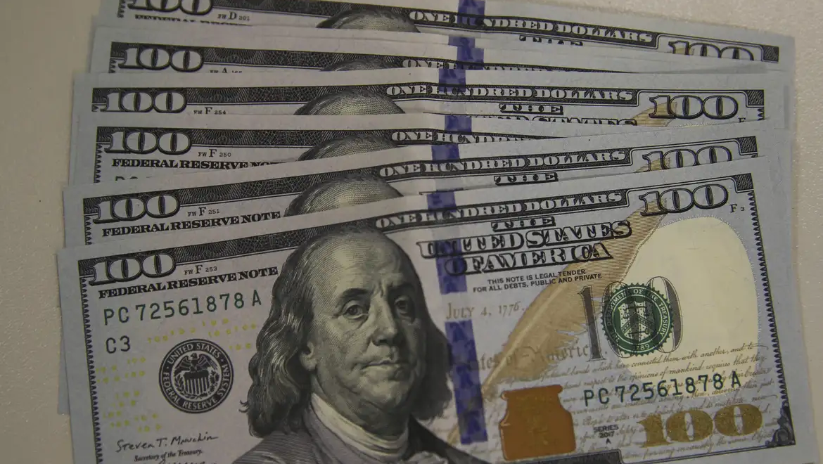 Dólar cai a R$ 5,13, e bolsa recua em dia de ajuste no mercado