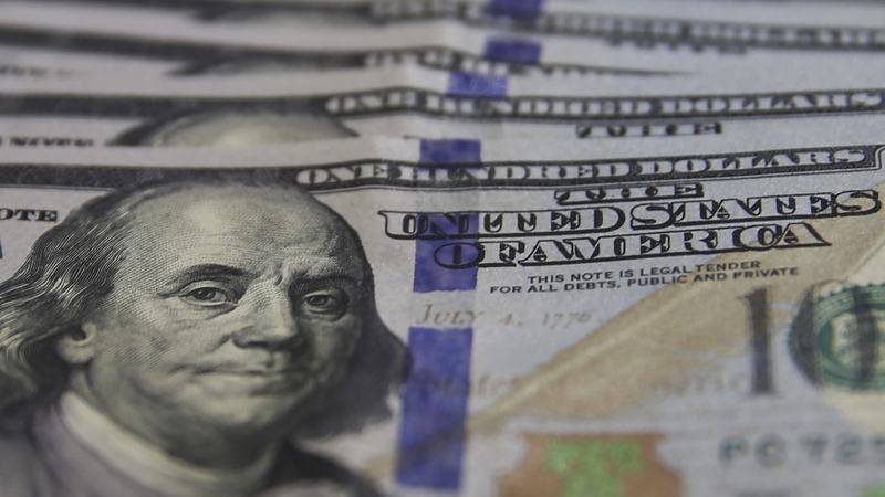 Dólar cai ao menor valor desde junho com alta do petróleo