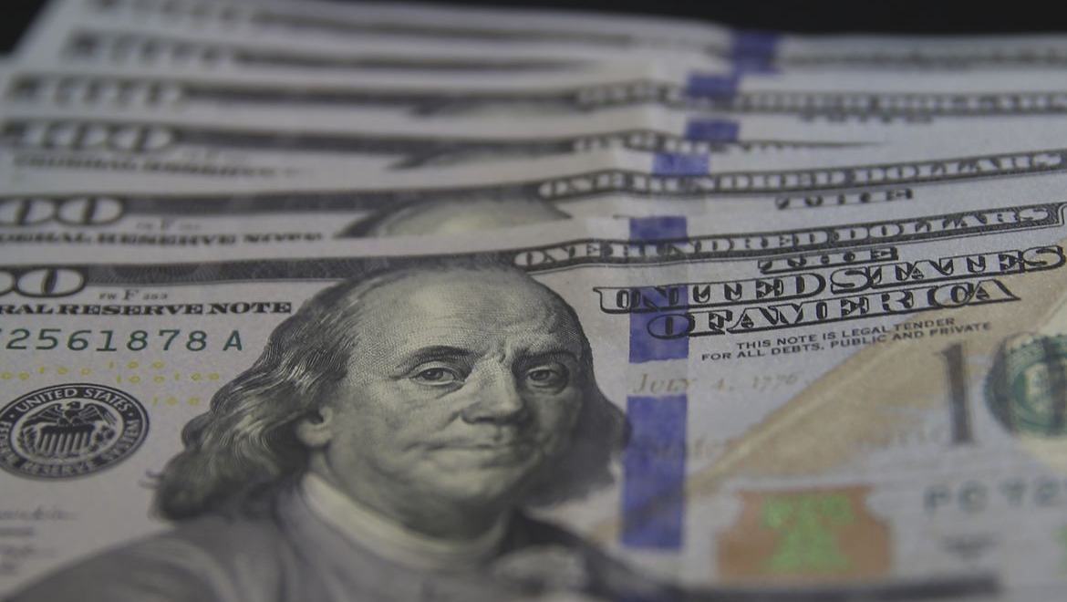 Dólar cai para R$ 5,03 com alívio geopolítico e foco nos EUA