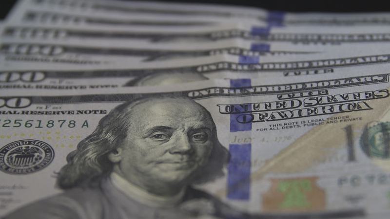 Dólar cai para R$ 5,03 com alívio geopolítico e foco nos EUA