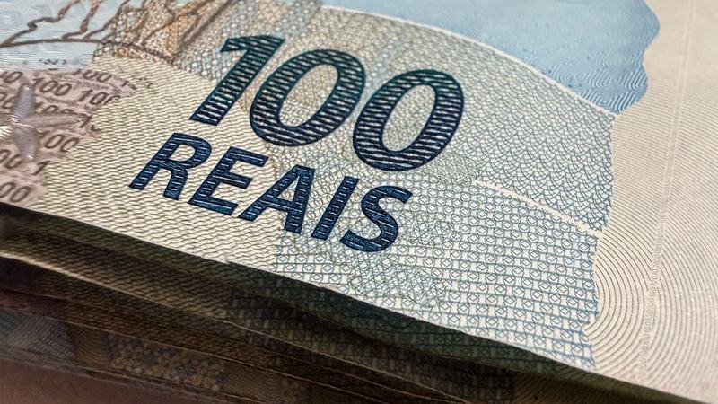 Dólar cai para R$ 5,07, menor nível em um mês; bolsa fica estável